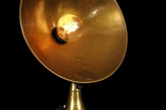 LAMPE-TRACTOR-CREATION-MODIFICATION-LUMINAIRE-LAMPE-ANCIENNE-DECORATION-STEAMPUNK-ETRANGE-OLD-SCHOOL-BAZAAR-1-830x1248